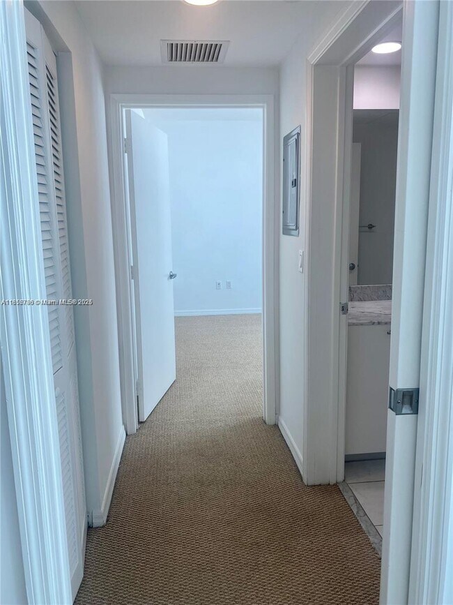 Building Photo - 950 Brickell Bay Dr