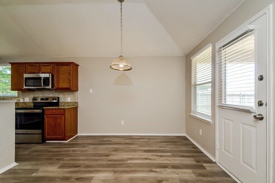 Building Photo - 1620 Logan Dr