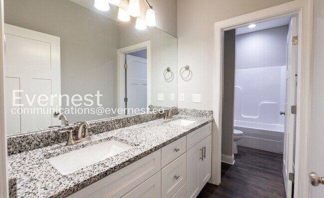 Building Photo - 3 Bed, 2 Bath Home with Garage / Pet-Friendly / Available Now!