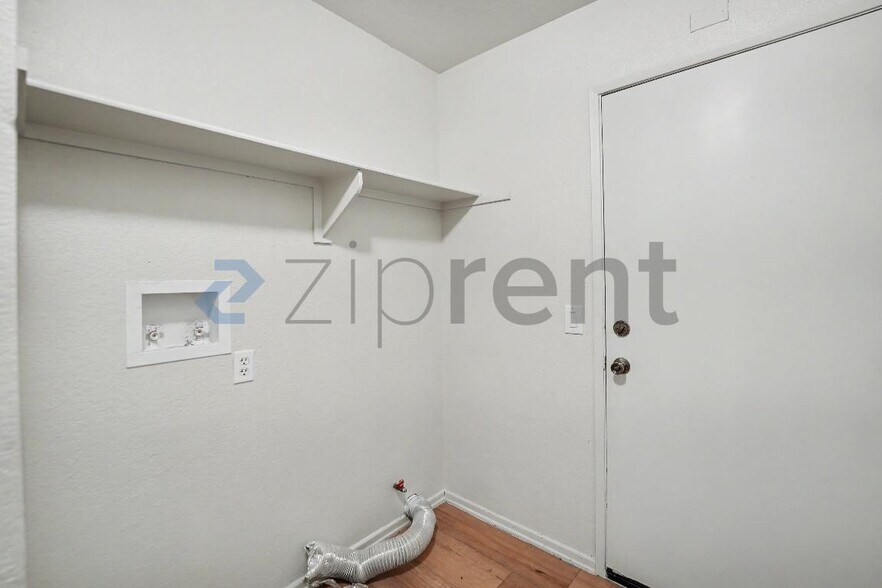 Building Photo - Unit