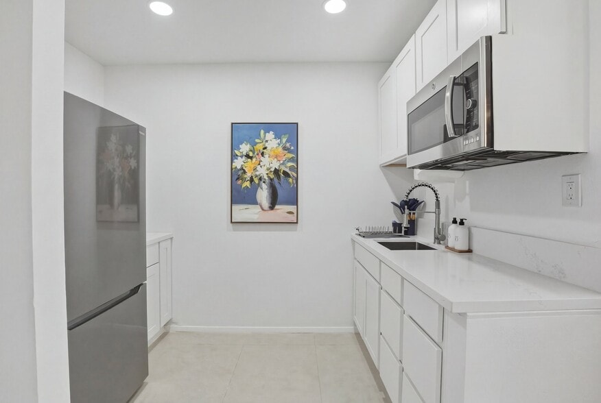 Building Photo - 313 E Riviera Dr