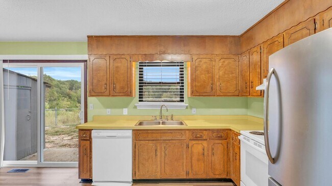 Building Photo - 6923 Barter Dr