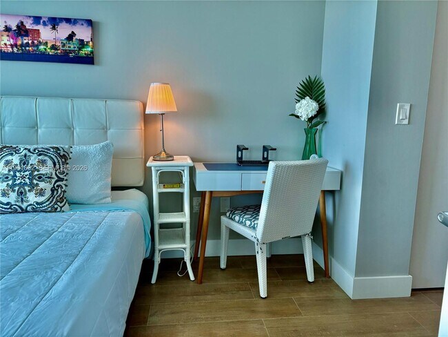 Building Photo - 1800 N Bayshore Dr