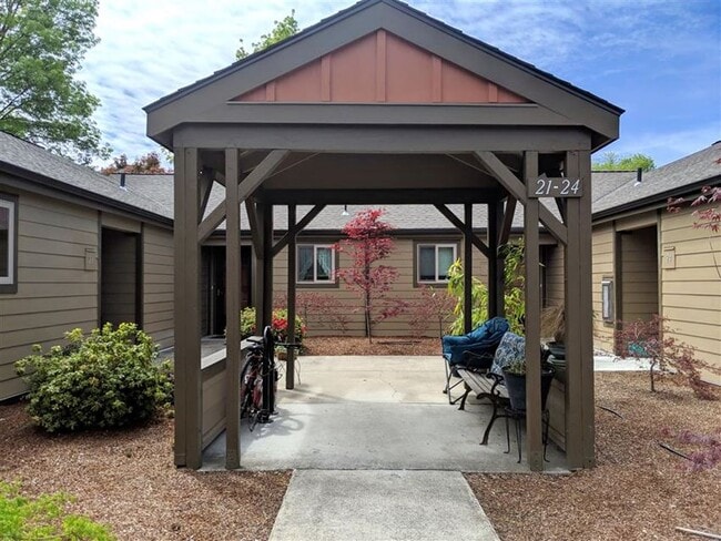 Building Photo - 556 G St