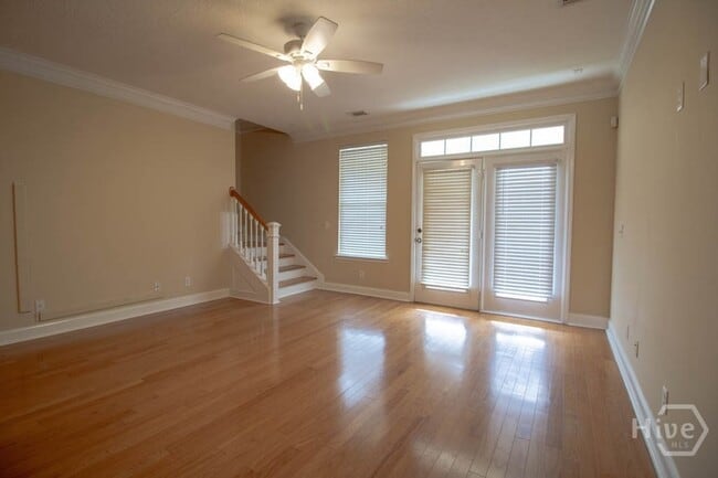 Building Photo - 127 Ventura Pl