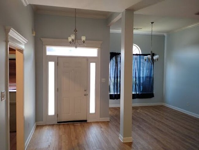 Building Photo - 3 Bedroom 2 Bathroom