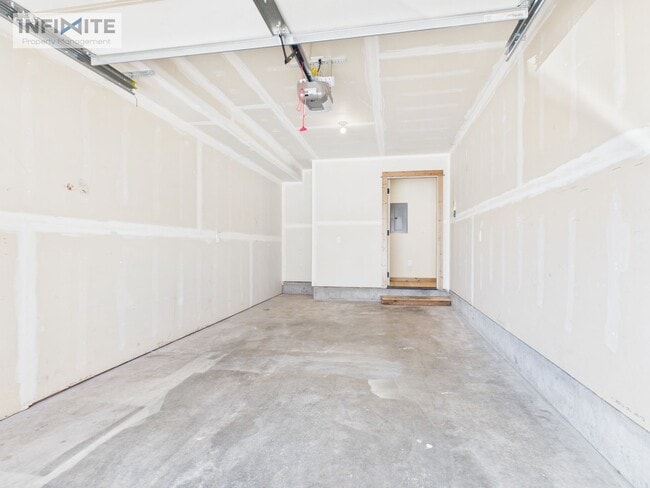 Building Photo - 3 Bedroom End Unit Condo in Bozeman