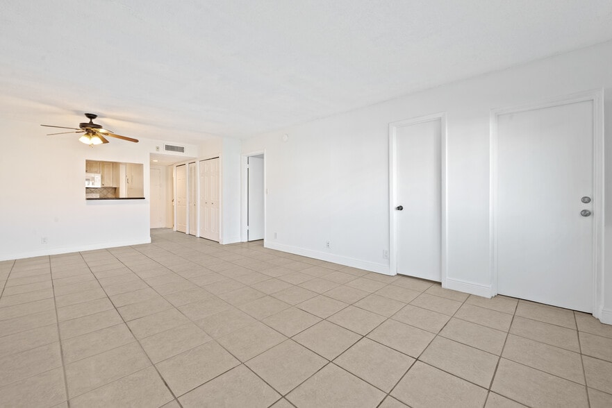 Building Photo - 140 Lakeview Dr