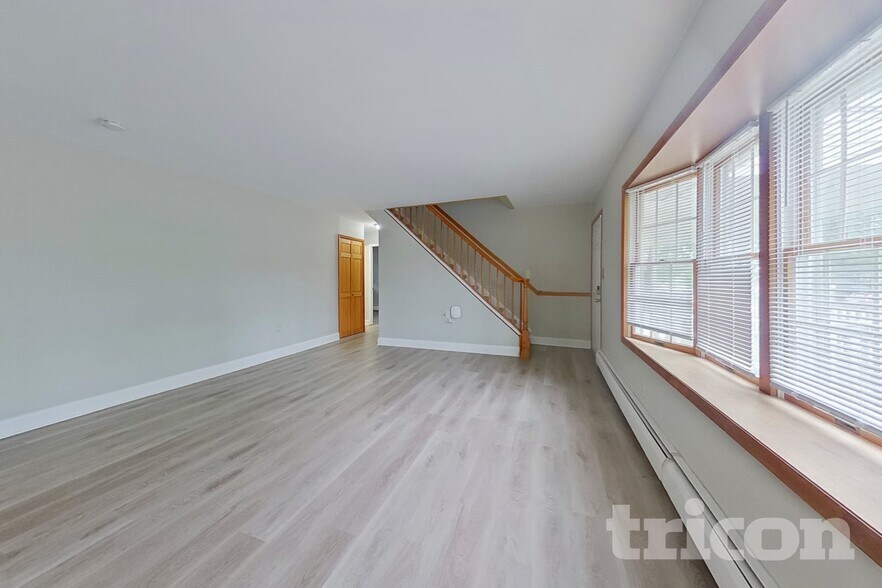 Building Photo - 26 Village Ln