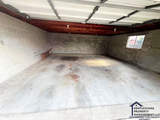 Building Photo - Beautiful East End Home in Rolling Hills – Prime Louisville Location!