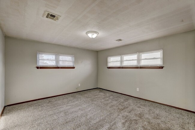 Building Photo - 4 bed, 1.5  house in Yukon