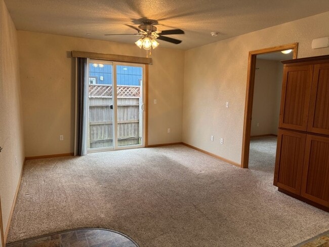 Building Photo - 1879 Maplewood Dr