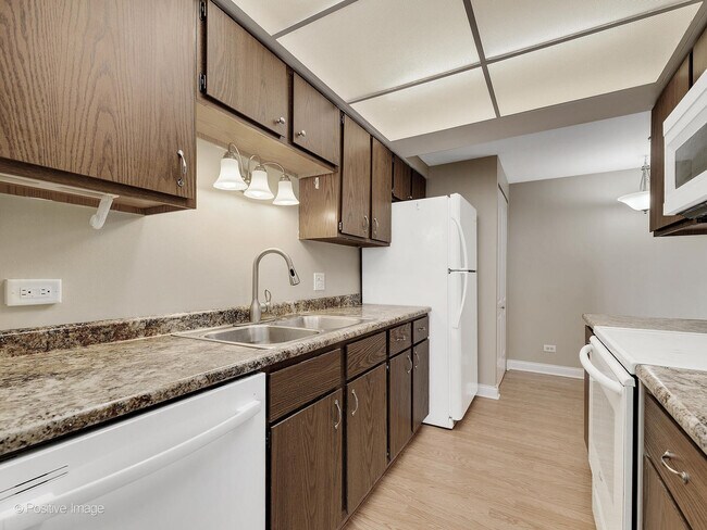 Building Photo - 6340 Americana Dr