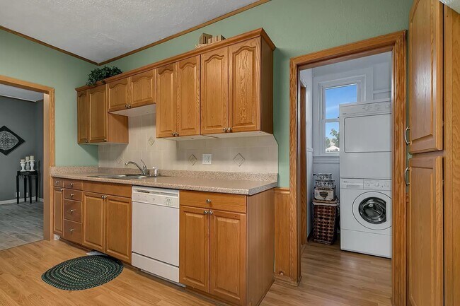 Building Photo - 320 9th Ave N