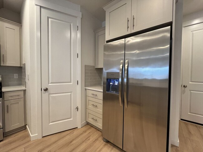 Building Photo - Gorgeous 3BR Home with Open Main Level & Large Primary Suite