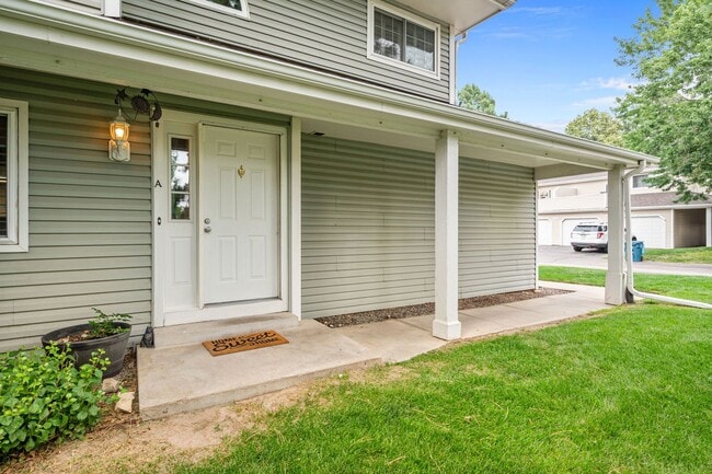 Building Photo - 2 Bed 2 Bath  in Heather Ridge