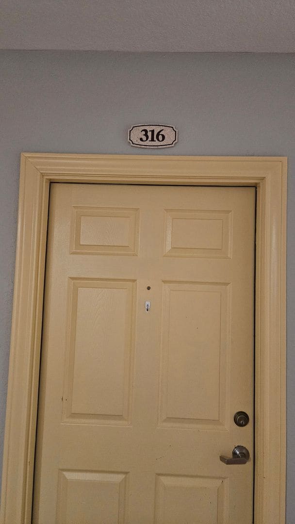 Building Photo - $600 Deposit* Updated Downtown 2/2 Condo w...