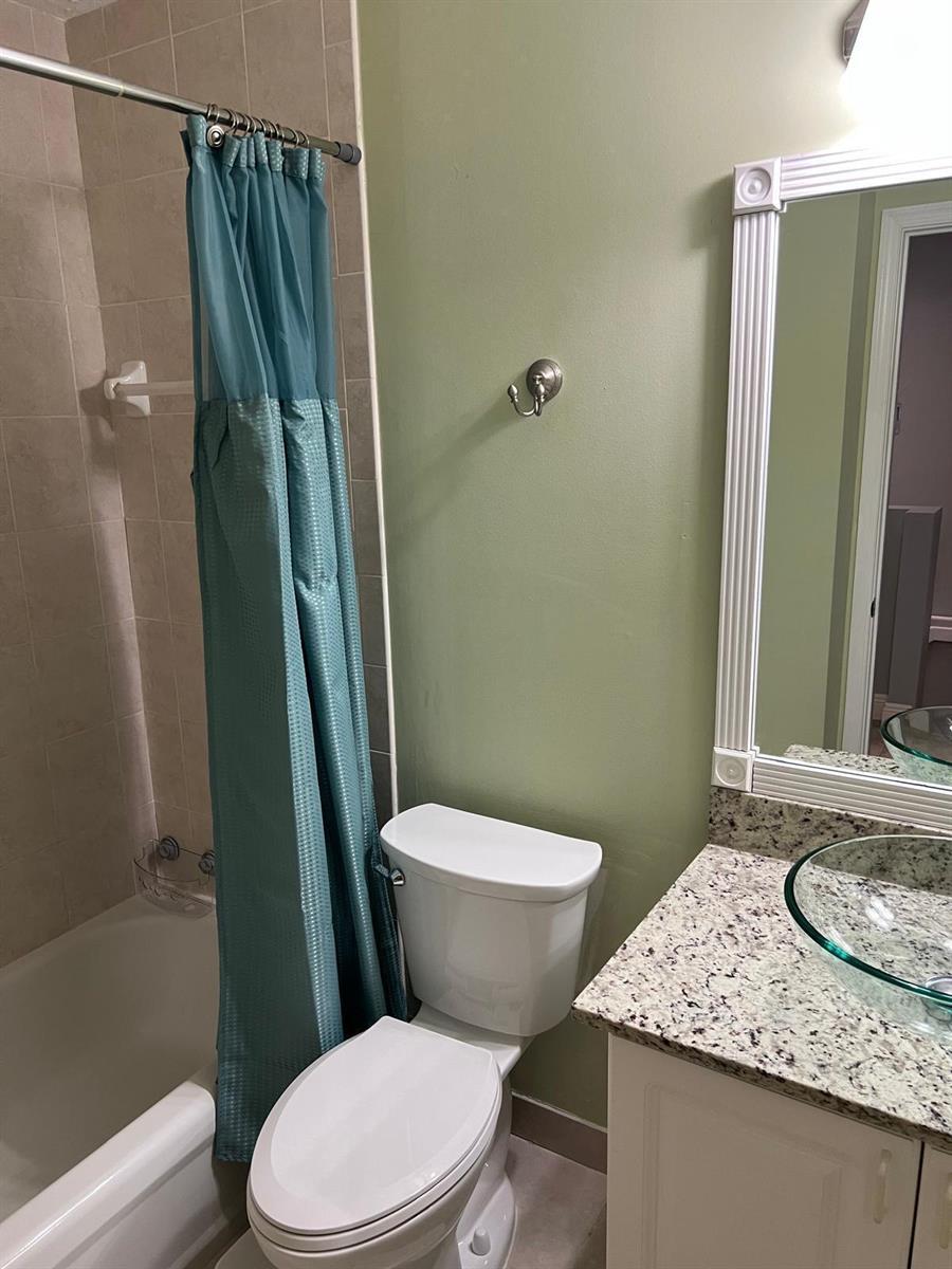 Building Photo - 1602 Lakeview Dr W