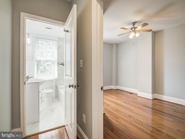 Building Photo - 424 Elm St NW