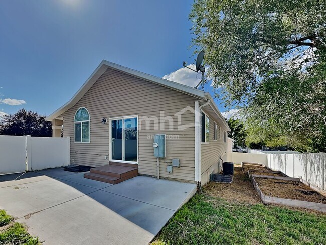 Building Photo - 156 W Rory Ln