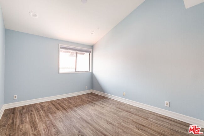 Building Photo - 1559 Palisades Dr