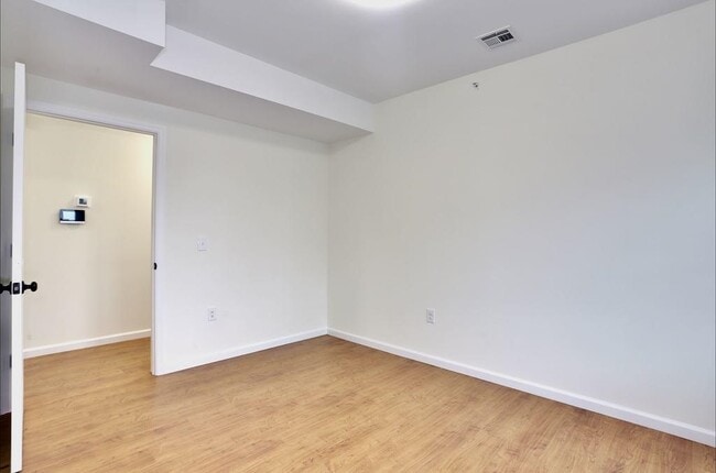 Building Photo - 143 Zabriskie St
