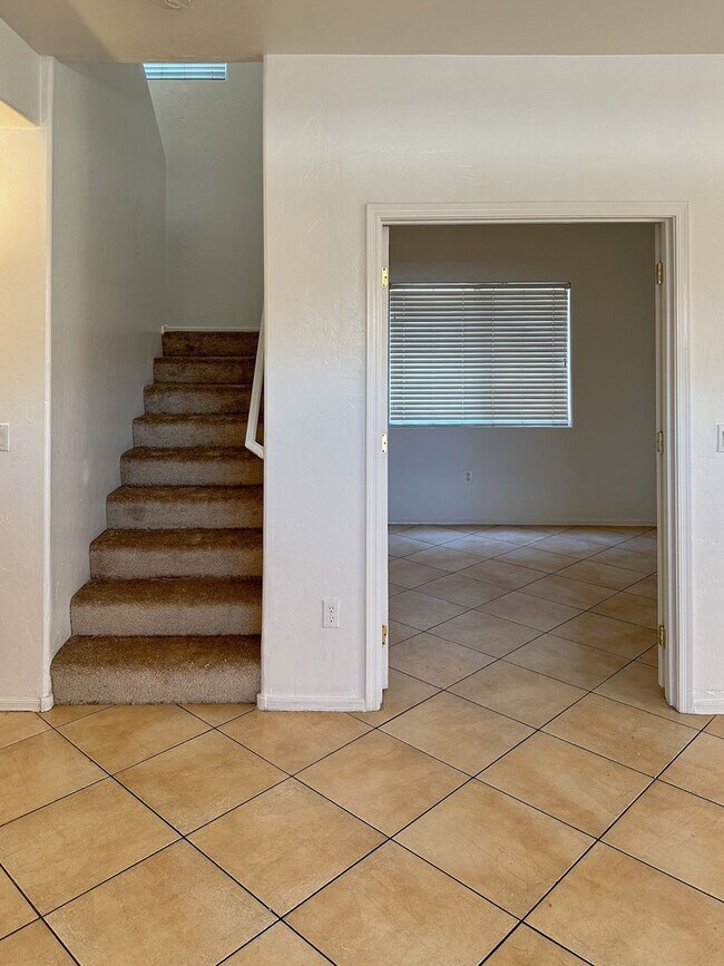 Building Photo - Large 4 bedroom home with Den - Corner lot...