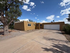 Building Photo - 3 Bedroom Single Story Home Available Near Unser Blvd NW & Paradise Blvd NW!