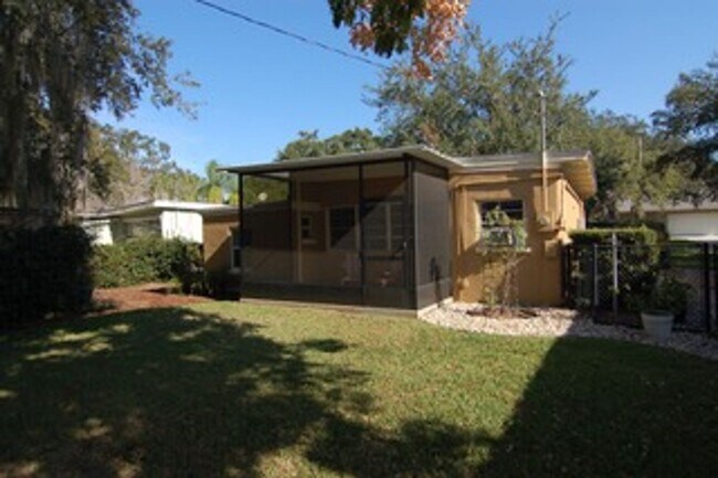 Building Photo - 1940 Sunset Ln