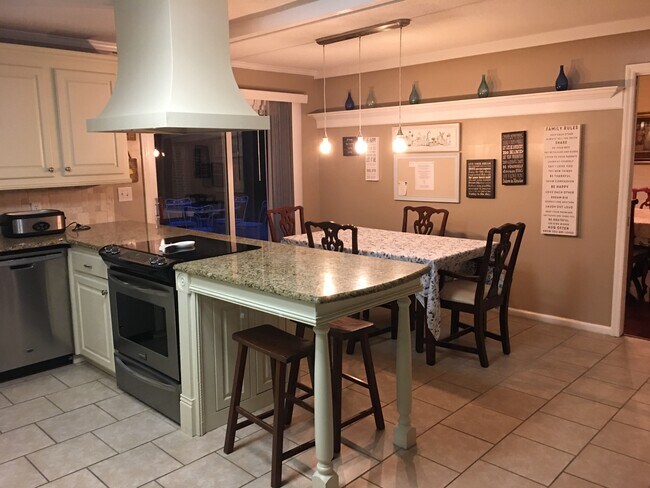 Building Photo - 685 Donald Ross Dr