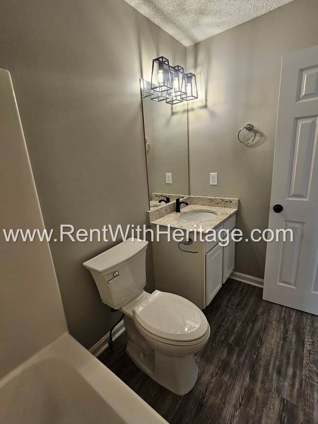 Building Photo - Gorgeous 5 bedroom/ 3 bath/ Upgrades Galor...
