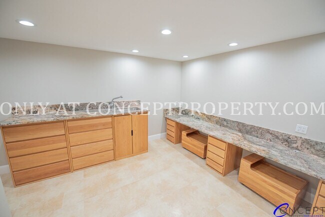 Building Photo - Attractive 4 Bed 3 Bathroom Home: Backing Park - 2 Car Garage