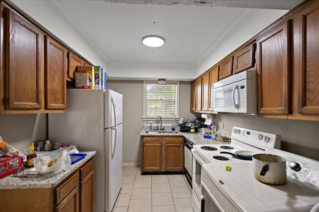 Building Photo - Just renovated 2 bed 1.5 bath townhome