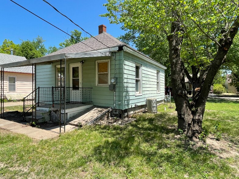 Building Photo - 856 Custer St