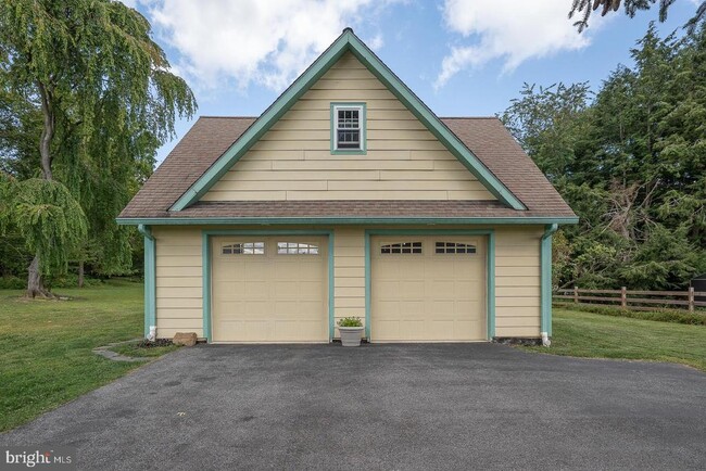 Building Photo - 903 W King Rd