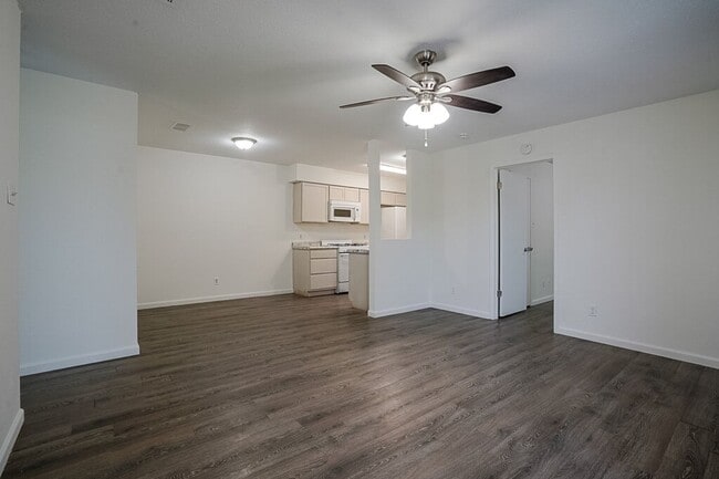 Building Photo - 701 Country Aire Dr