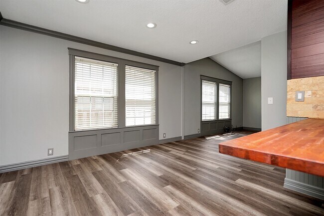 Building Photo - 10 Carol Ct