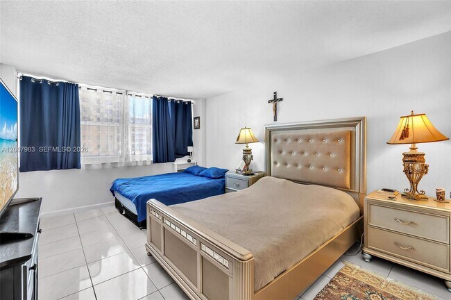 Building Photo - 2030 S Ocean Dr
