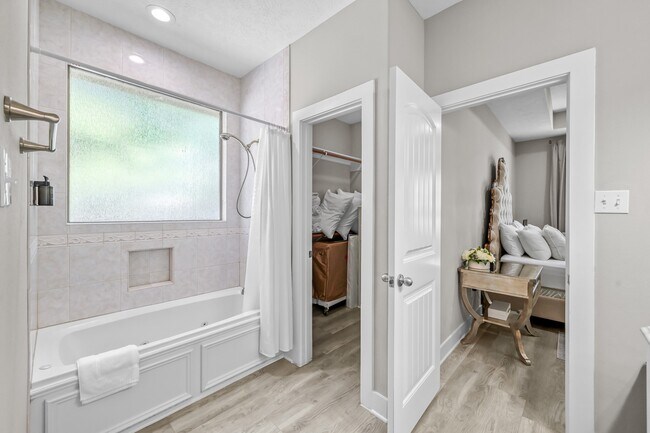 Building Photo - 13847 Pkwy Manor Dr