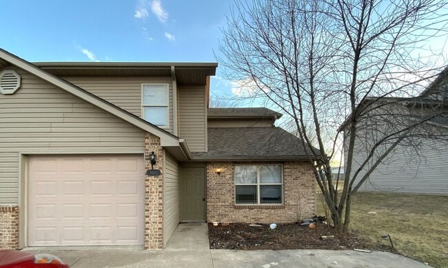 Building Photo - 4 Bedroom newly remodeled Duplex