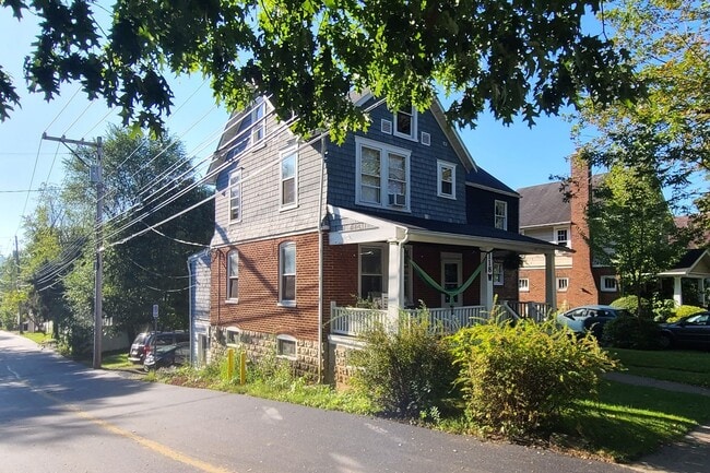 Building Photo - 3-Bedroom Student housing with 2 Parking S...