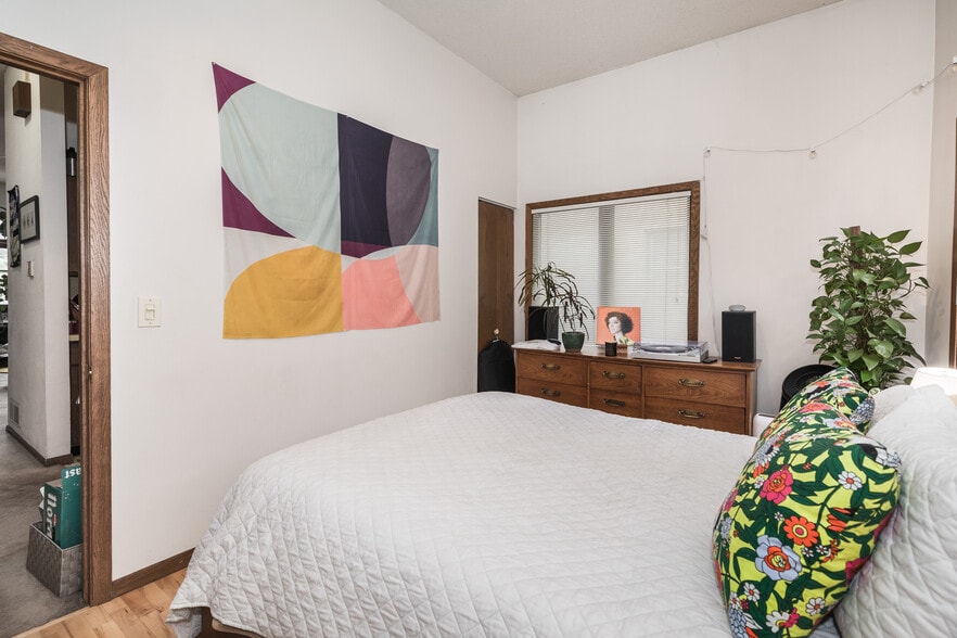 Main Bedroom - 2308 Milwaukee Ave, Lower Unites
