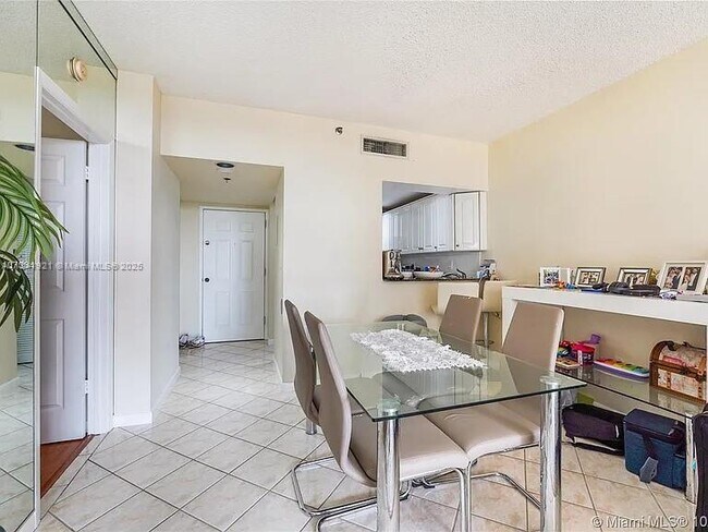 Building Photo - 540 Brickell Key Dr