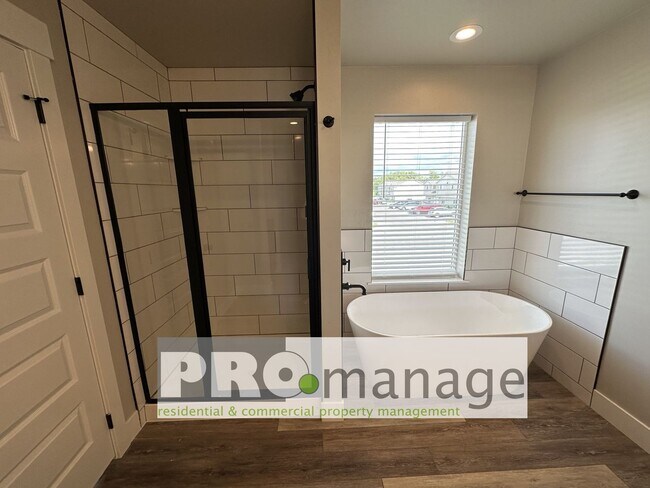 Building Photo - 3 Bed, 2.5 Bath Townhome w/ 2-Car Garage - NEAR NEW - Ammon