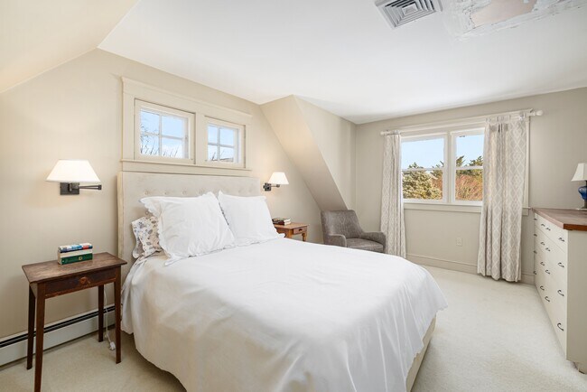 Building Photo - 68 Sachuest Way