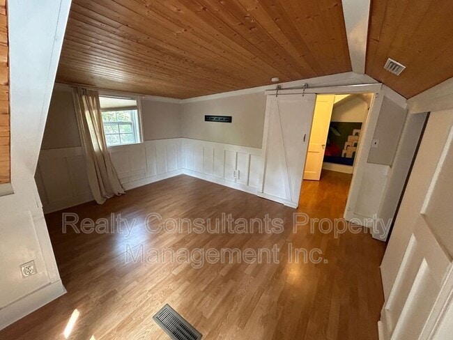 Building Photo - 2461 Lyndhurst Ave