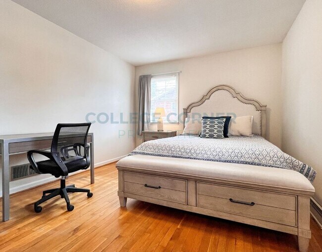 Building Photo - 830 Delmonte Dr NW