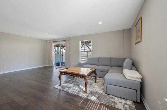 Building Photo - 337 Roche Dr