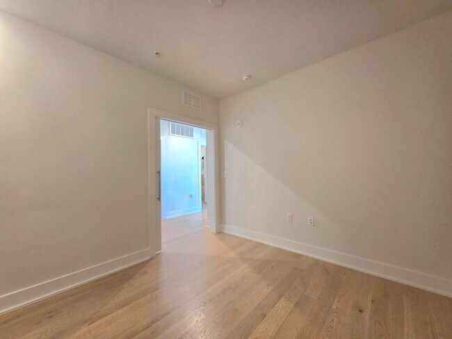 Building Photo - 737 Swann Ave