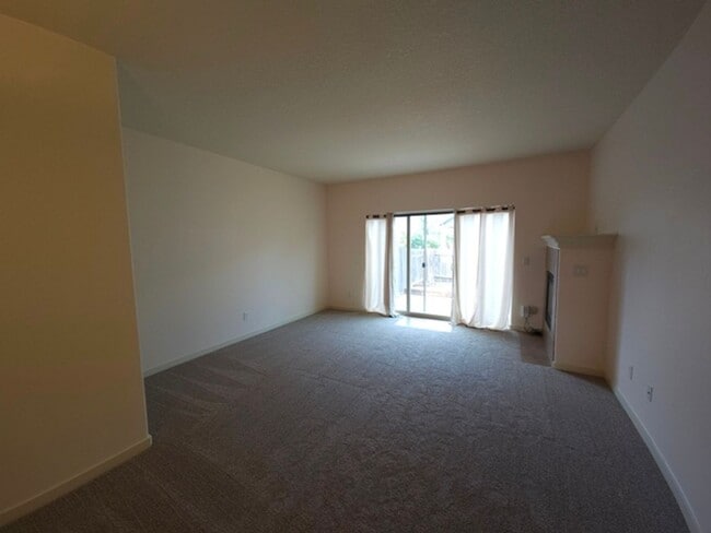 Building Photo - 662 Rosemary Way